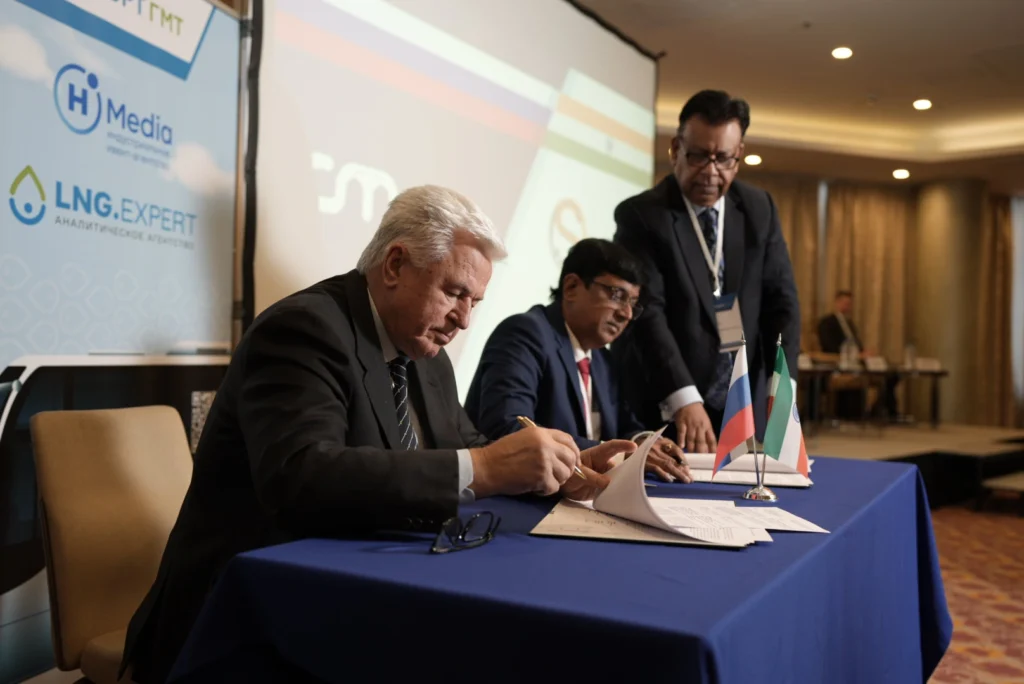 Подписание соглашения представителями ООО «Завод КриоМАШ» (РФ) и Spacenet Enterprises India Limited (Индия).